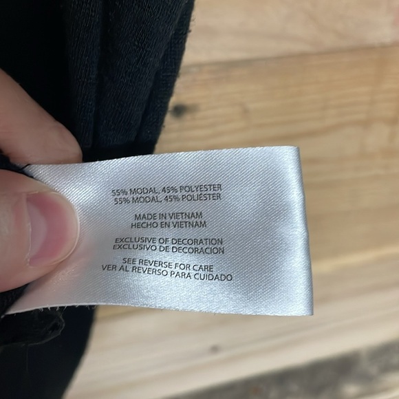 GAP size XXL Black V-neck Lightweight Short Sleeve Soft and Stretchy T-shirt - Picture 6 of 7